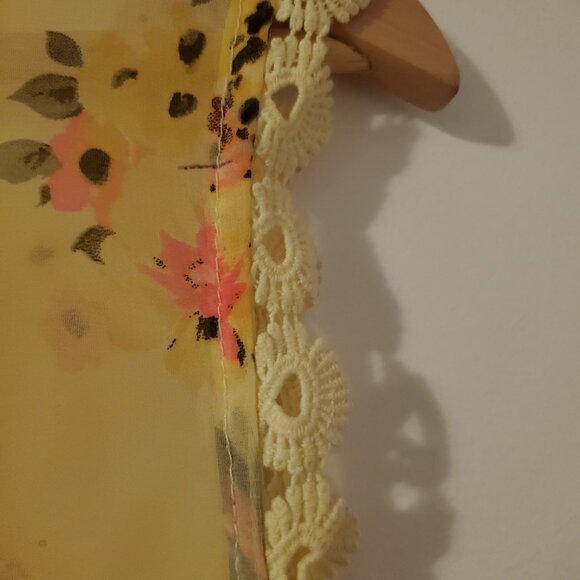 Sleeveless floral blouse, size medium/large - Picture 2 of 6